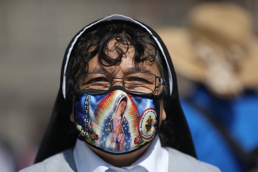 Peregrinos llegan a la Basílica de Guadalupe en víspera de festejos del gran Día de la Virgen