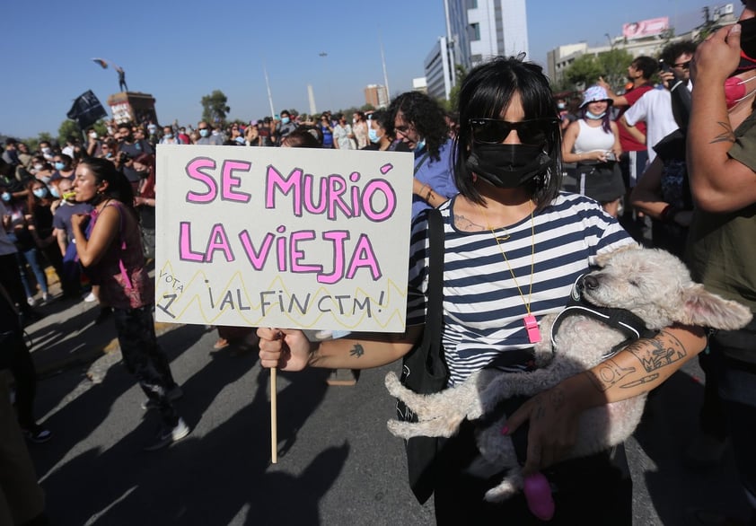 Chilenos reaccionan a muerte de viuda del exdictador Augusto Pinochet