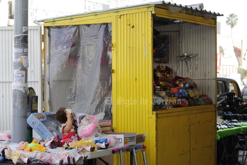 Ambiente prenavideño envuelve al Centro de Torreón y 'olvida' al COVID-19