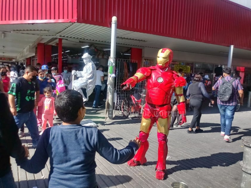 Ambiente prenavideño envuelve al Centro de Torreón y 'olvida' al COVID-19