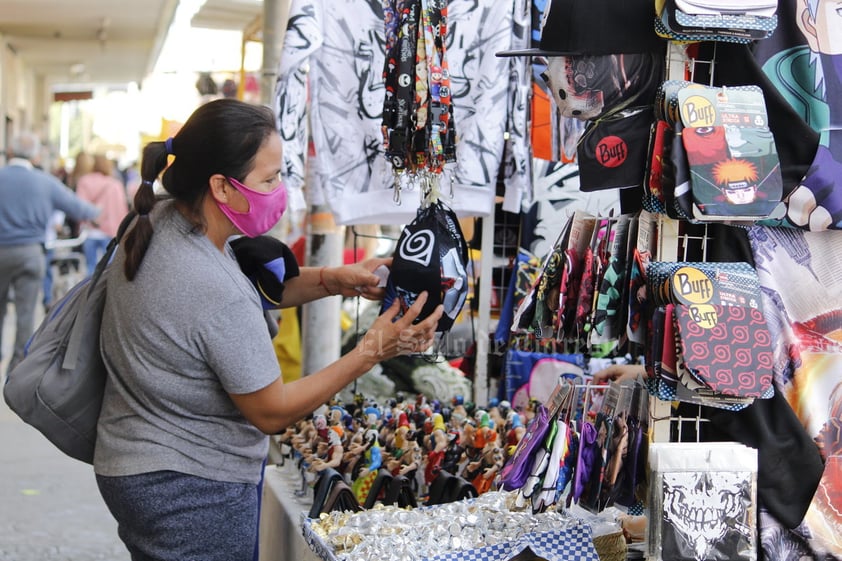 Ambiente prenavideño envuelve al Centro de Torreón y 'olvida' al COVID-19