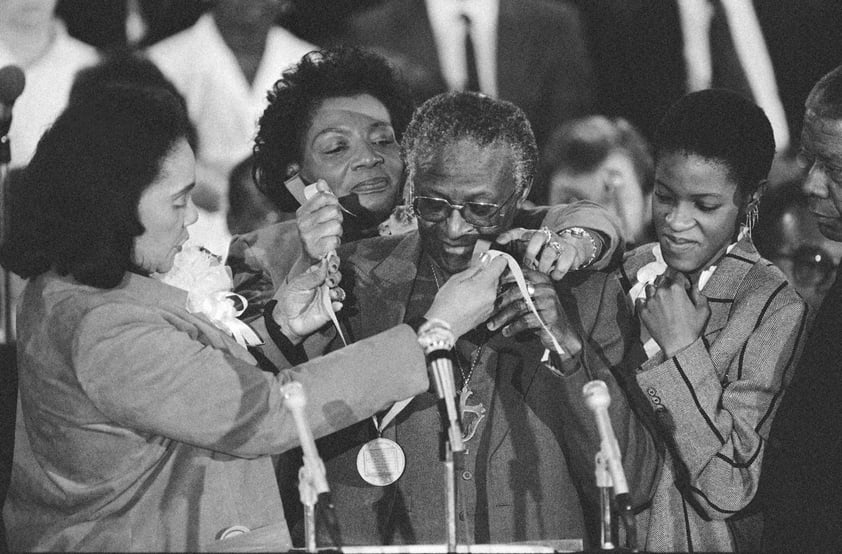 Arzobispo Desmond Tutu, líder contra apartheid en Sudáfrica y Nobel de la Paz, muere a los 90 años