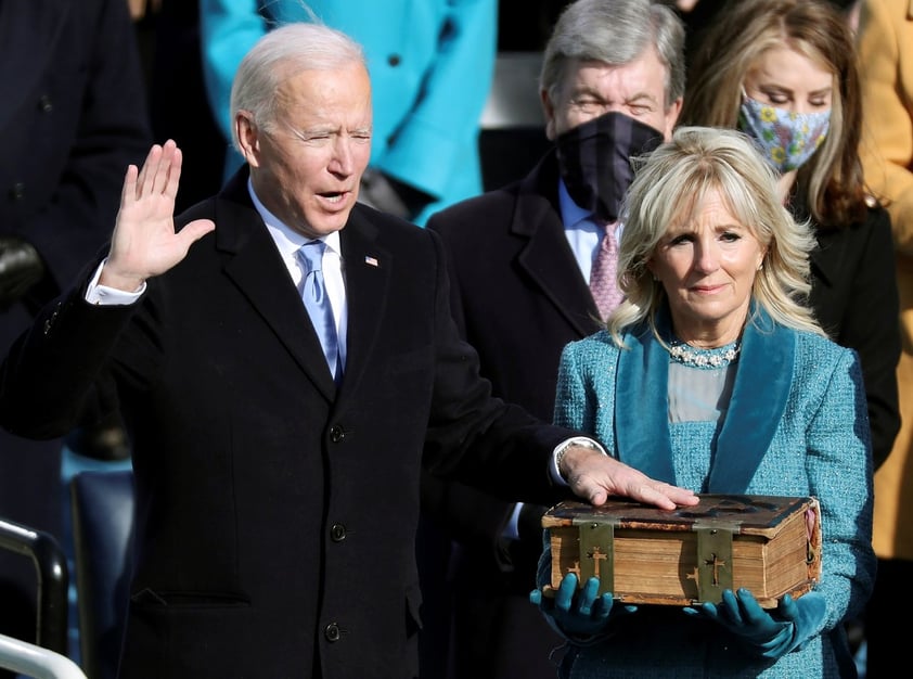 El presidente electo de EUA, Joe Biden (i), jura su cargo durante la ceremonia de investidura celebrada en Washington DC.