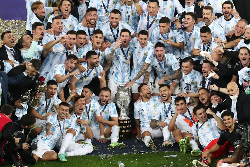 Los jugadores de Argentina celebran su victoria en la final de la Copa América disputada contra Brasil en el estadio Maracana de Río de Janeiro, el 10 de julio de 2021.