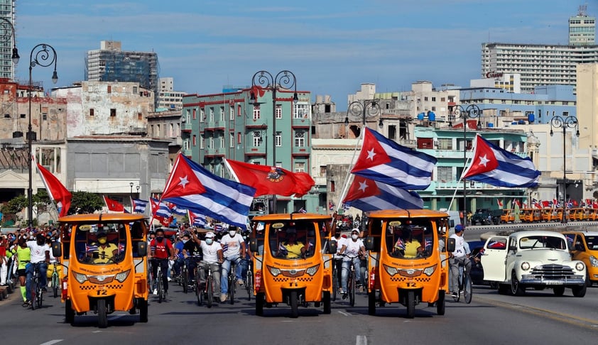 Cientos de cubanos participan en una marcha en apoyo a la revolución por la zona del Malecón en La Habana, el 5 de agosto de 2021.