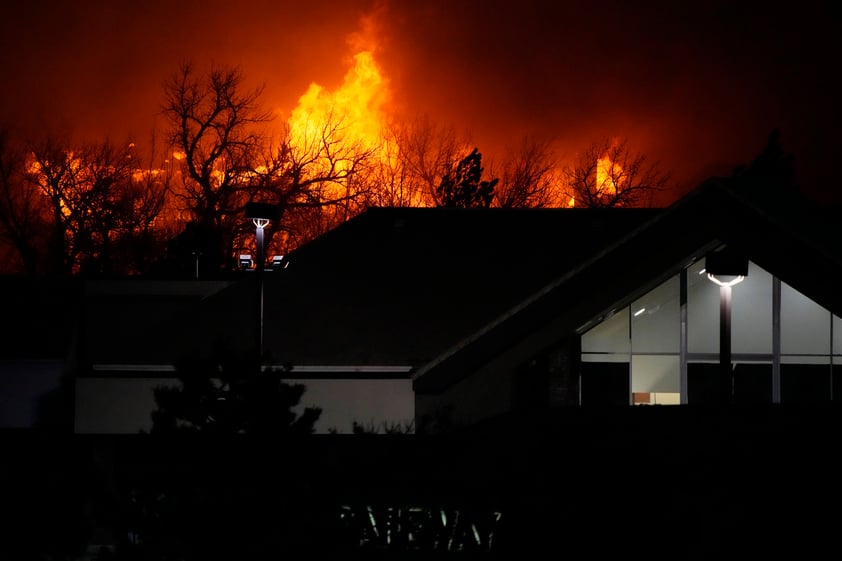 Por incendios forestales evacuan dos ciudades en Colorado