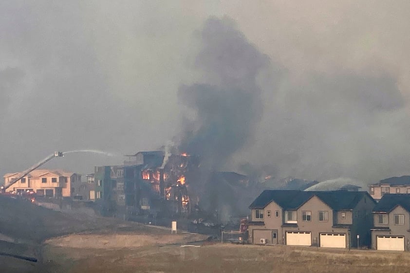 Por incendios forestales evacuan dos ciudades en Colorado