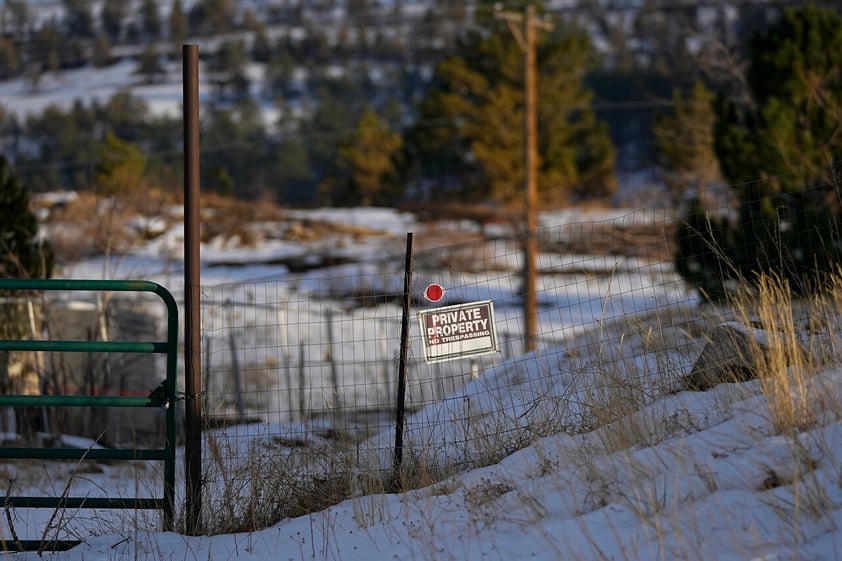 Autoridades buscan a dos personas tras incendio forestal en Colorado