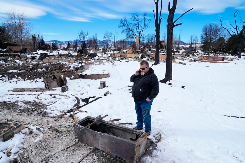 Autoridades buscan a dos personas tras incendio forestal en Colorado