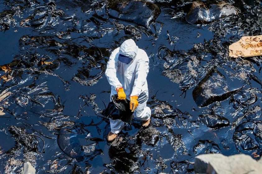 Crudo derramado por refinería de Repsol cubre playas de Perú