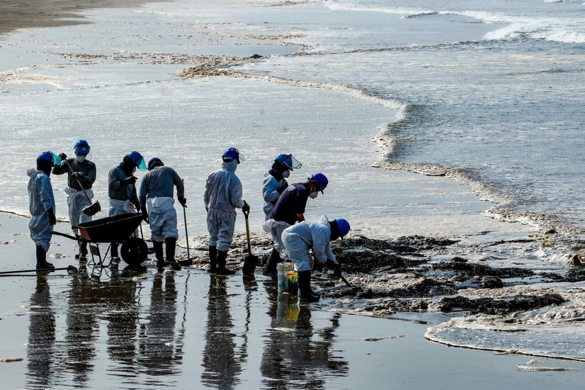 Crudo derramado por refinería de Repsol cubre playas de Perú