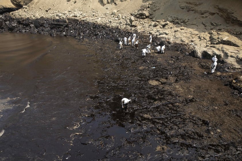 Crudo derramado por refinería de Repsol cubre playas de Perú