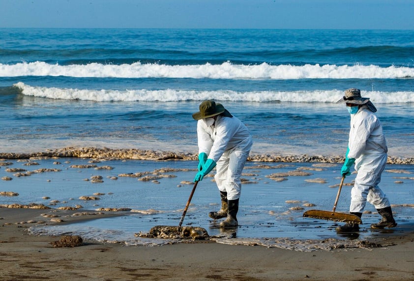 Crudo derramado por refinería de Repsol cubre playas de Perú