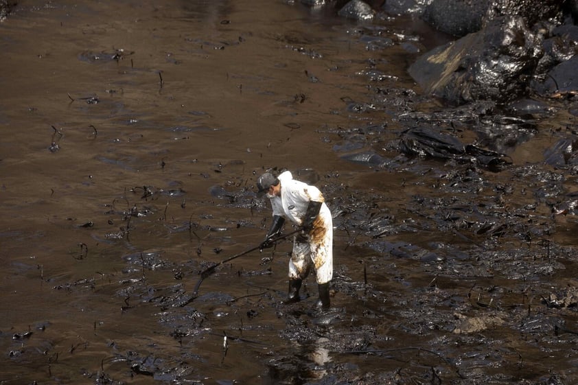 Crudo derramado por refinería de Repsol cubre playas de Perú