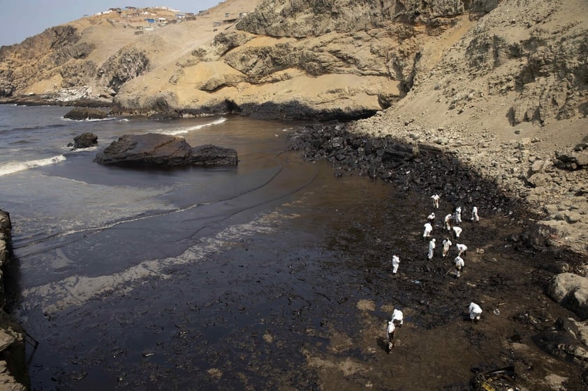 Crudo derramado por refinería de Repsol cubre playas de Perú