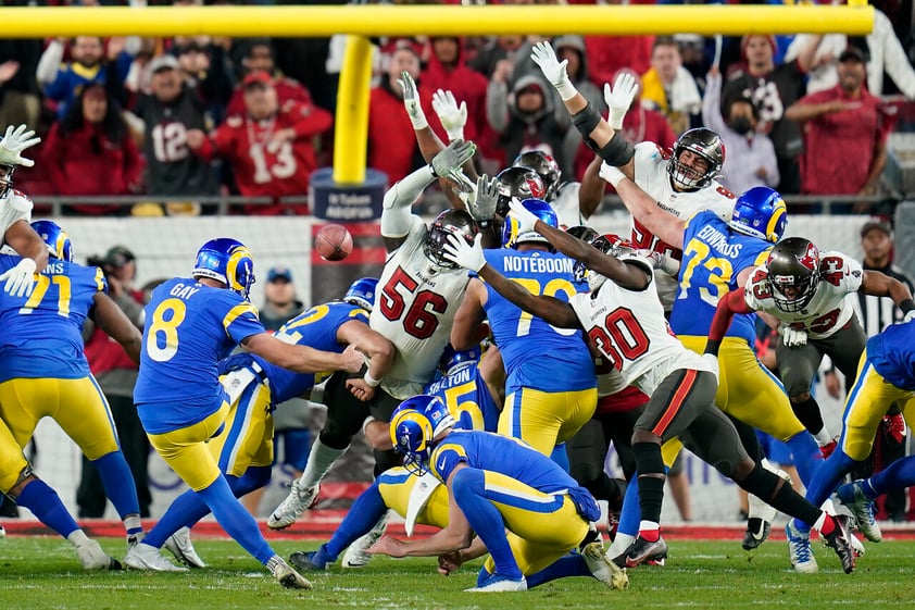 Matt Gay (8), de los Rams de Los Ángeles, patea el gol de campo de la victoria en contra de los Buccaneers de Tampa Bay, durante la segunda mitad del partido de la NFL en la ronda divisional de los playoffs, el domingo 23 de enero de 2022, en Tampa, Fla. (AP Foto/John Raoux)