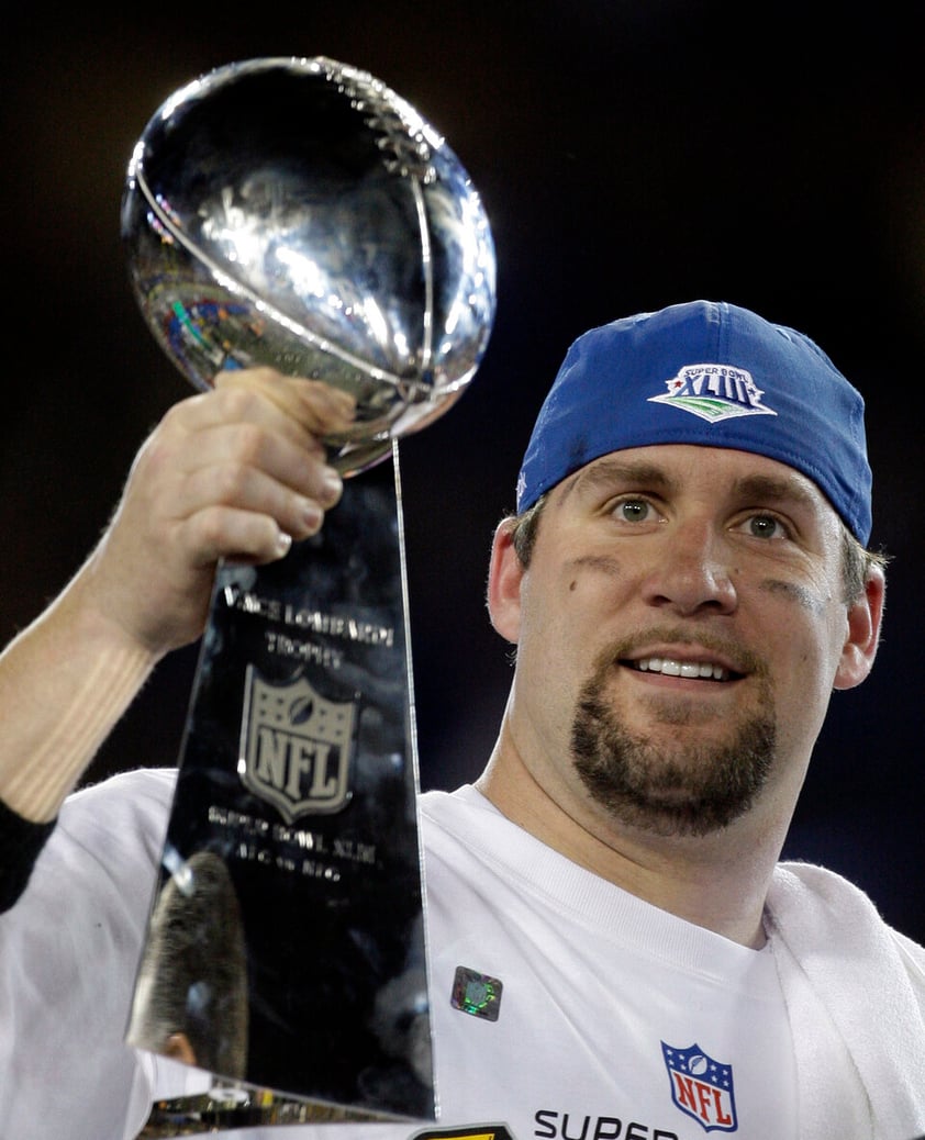 Pittsburgh Steelers quarterback Ben Roethlisberger holds up the Vince Lombardi trophy after the Steelers' 27-23 win over the Arizona Cardinals in the NFL Super Bowl XLIII football game, Sunday, Feb. 1, 2009, in Tampa, Fla. (AP Photo/Chris O'Meara)