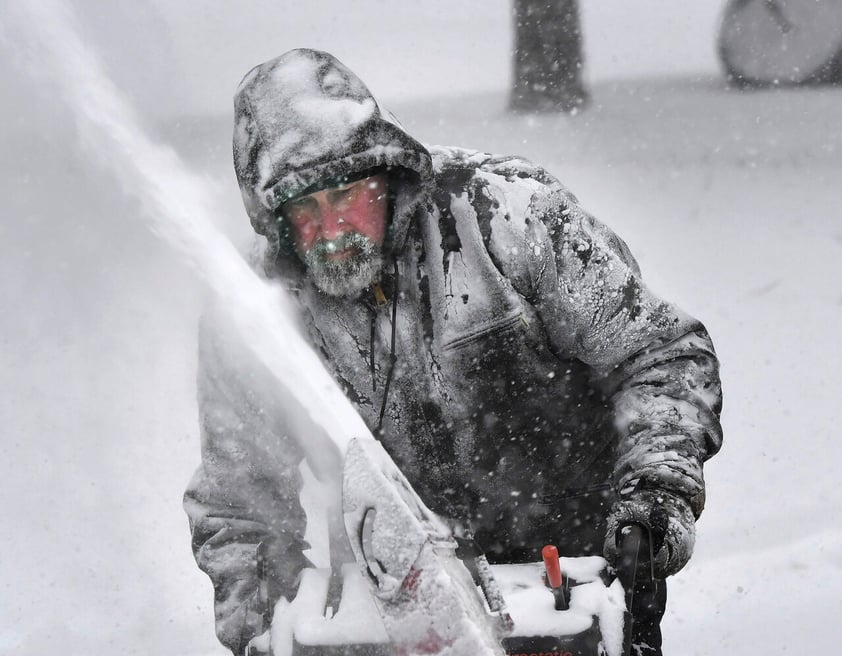 Fuertes nevadas y vientos amenazan la costa este de EUA