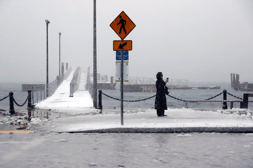 Fuertes nevadas y vientos amenazan la costa este de EUA