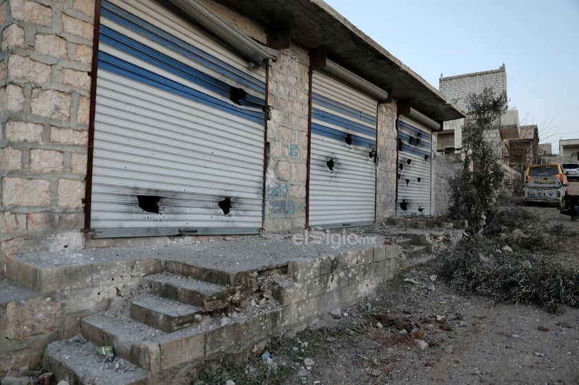 Idlib (Syria), 03/02/2022.- A damaged building is seen after an alleged counterterrorism operation by US Special forces in the early morning in Atma village in the northern countryside of Idlib, Syria, 03 February 2022. Pentagon Press Secretary John Kirby said that 'U.S. Special Operations forces under the control of U.S. Central Command conducted a counterterrorism mission in northwest Syria'. The Britain-based Syrian Observatory for Human Rights reported that there were 'confirmed reports of fatalities', but did not provide numbers or identities. (Terrorismo, Siria, Reino Unido) EFE/EPA/YAHYA NEMAH