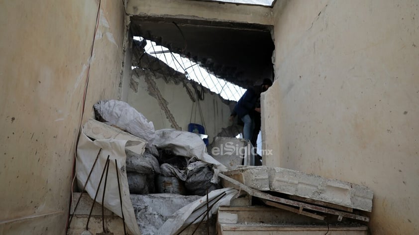 Idlib (Syria), 03/02/2022.- A damaged room is seen after an alleged counterterrorism operation by US Special forces in the early morning in Atma village in the northern countryside of Idlib, Syria, 03 February 2022. Pentagon Press Secretary John Kirby said that 'U.S. Special Operations forces under the control of U.S. Central Command conducted a counterterrorism mission in northwest Syria'. The Britain-based Syrian Observatory for Human Rights reported that there were 'confirmed reports of fatalities', but did not provide numbers or identities. (Terrorismo, Siria, Reino Unido) EFE/EPA/YAHYA NEMAH