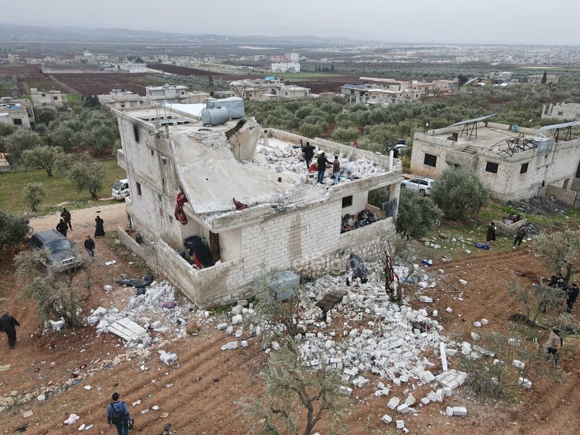 Idlib (Syria), 03/02/2022.- An aerial picture taken by a drone shows people inspecting a damaged building after an alleged counterterrorism operation by US Special forces in the early morning in Atma village in the northern countryside of Idlib, Syria, 03 February 2022. Pentagon Press Secretary John Kirby said that 'U.S. Special Operations forces under the control of U.S. Central Command conducted a counterterrorism mission in northwest Syria'. The Britain-based Syrian Observatory for Human Rights reported that there were 'confirmed reports of fatalities', but did not provide numbers or identities. (Terrorismo, Siria, Reino Unido) EFE/EPA/YAHYA NEMAH