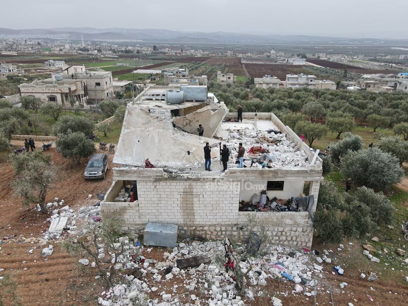 Idlib (Syria), 03/02/2022.- An aerial picture taken by a drone shows people inspecting a damaged building after an alleged counterterrorism operation by US Special forces in the early morning in Atma village in the northern countryside of Idlib, Syria, 03 February 2022. Pentagon Press Secretary John Kirby said that 'U.S. Special Operations forces under the control of U.S. Central Command conducted a counterterrorism mission in northwest Syria'. The Britain-based Syrian Observatory for Human Rights reported that there were 'confirmed reports of fatalities', but did not provide numbers or identities. (Terrorismo, Siria, Reino Unido) EFE/EPA/YAHYA NEMAH