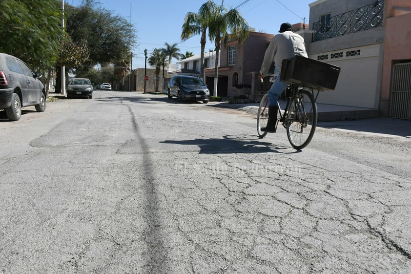 En el olvido. Otras calles que no fueron incluidas en el proyecto de sustitución del drenaje, prácticamente se encuentran olvidadas, prueba de ellos son las gritas y viejos bacheos que no mejoraron su condición.