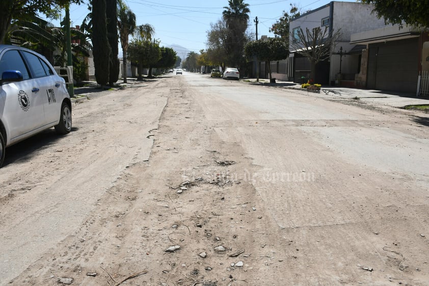 Polvorientas. Varias calles de la colonia El Campestre tienen aún 'recuerdos' de los trabajos que se llevaron a cabo, provocando en cada paso de los automóviles, enormes nubes de polvo.