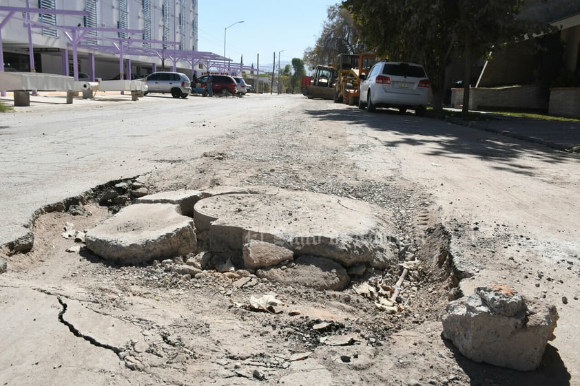 Vialidades destruidas. Sobre la calle Sinaloa de la Colonia Las Rosas, los trabajos también continúan tras casi cuatro meses de haber iniciado la obra por parte del Secope.