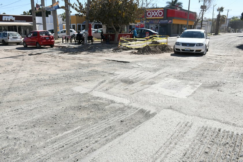 Larga espera. Calles como la Victoria en la colonia Las Rosas, se encuentra en malas condiciones, incluso los trabajos se encuentran inconclusos, pues una zanja en el cruce con calle Yucatán se encuentra encintada y en espera de ser atendida.