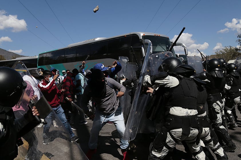 Enfrentamiento entre normalistas de Ayotzinapa y Guardia Nacional suma 14 agentes lesionados