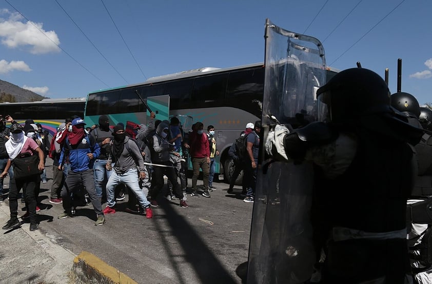 Enfrentamiento entre normalistas de Ayotzinapa y Guardia Nacional suma 14 agentes lesionados