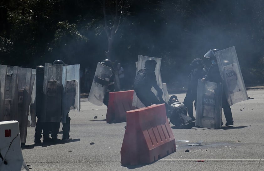 Enfrentamiento entre normalistas de Ayotzinapa y Guardia Nacional suma 14 agentes lesionados