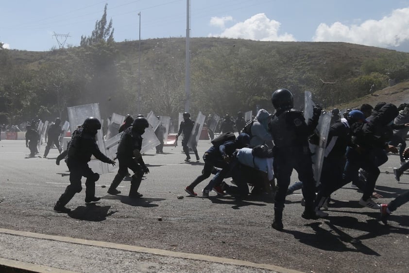 Enfrentamiento entre normalistas de Ayotzinapa y Guardia Nacional suma 14 agentes lesionados