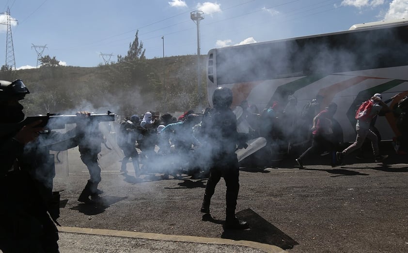 Enfrentamiento entre normalistas de Ayotzinapa y Guardia Nacional suma 14 agentes lesionados