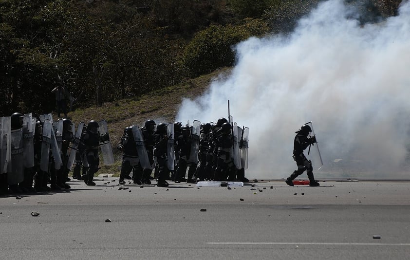 Enfrentamiento entre normalistas de Ayotzinapa y Guardia Nacional suma 14 agentes lesionados