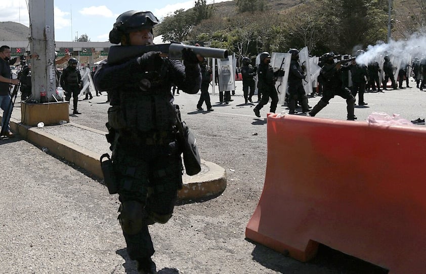 Enfrentamiento entre normalistas de Ayotzinapa y Guardia Nacional suma 14 agentes lesionados