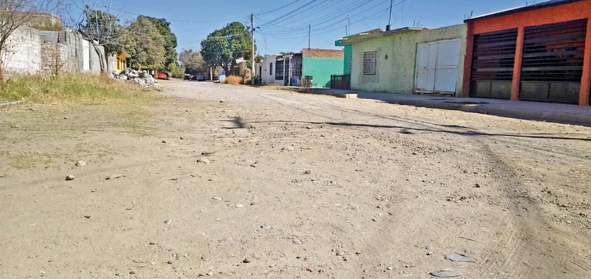 Como en el rancho o incluso peor luce la vialidad en Río Papaloapan y Maravillas.