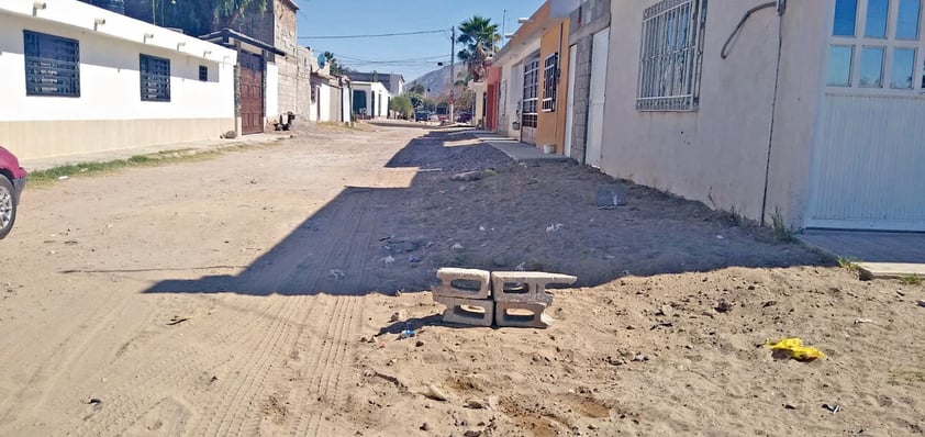 En Chichonal y del Monte, en la colonia Genaro Vázquez, los vecinos han aprendido a delimitar con pedazos de block sus propiedades.