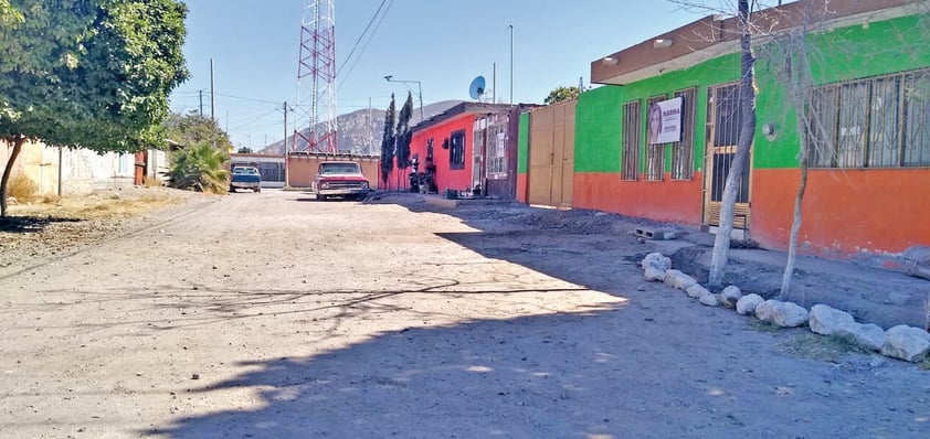 A solo unos metros de otras calles que también requieren pavimento y apenas bajando por la del canal está la calle Urales y avenida Olimpo.