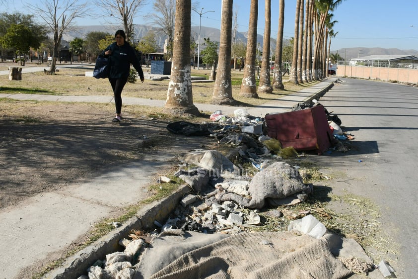 Plaza principal en Prados del Oriente, tiradero de ramas y basura