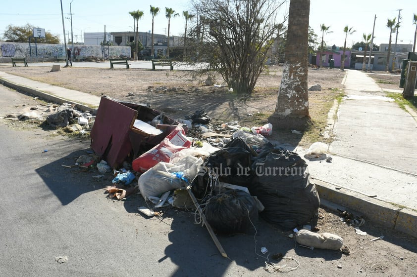 Plaza principal en Prados del Oriente, tiradero de ramas y basura