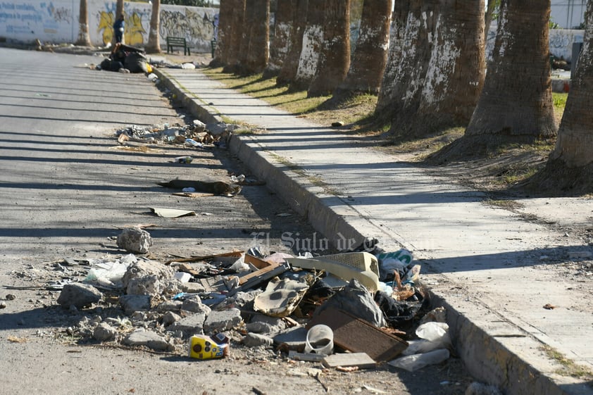 Plaza principal en Prados del Oriente, tiradero de ramas y basura