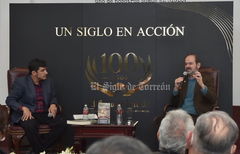 Escritor Juan Villoro presenta su libro La tierra de la gran promesa en compañía de Vicente Alfonso