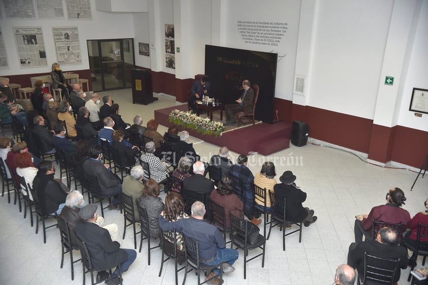 Escritor Juan Villoro presenta su libro La tierra de la gran promesa en compañía de Vicente Alfonso