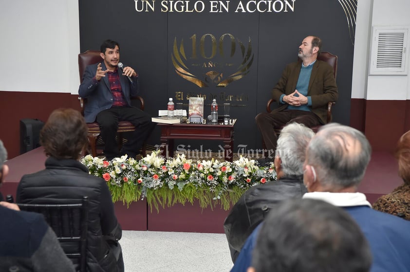 Escritor Juan Villoro presenta su libro La tierra de la gran promesa en compañía de Vicente Alfonso