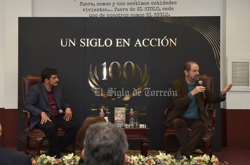 Escritor Juan Villoro presenta su libro La tierra de la gran promesa en compañía de Vicente Alfonso