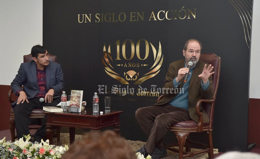 Escritor Juan Villoro presenta su libro La tierra de la gran promesa en compañía de Vicente Alfonso