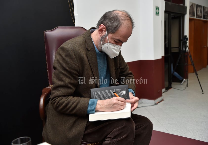 Escritor Juan Villoro presenta su libro La tierra de la gran promesa en compañía de Vicente Alfonso